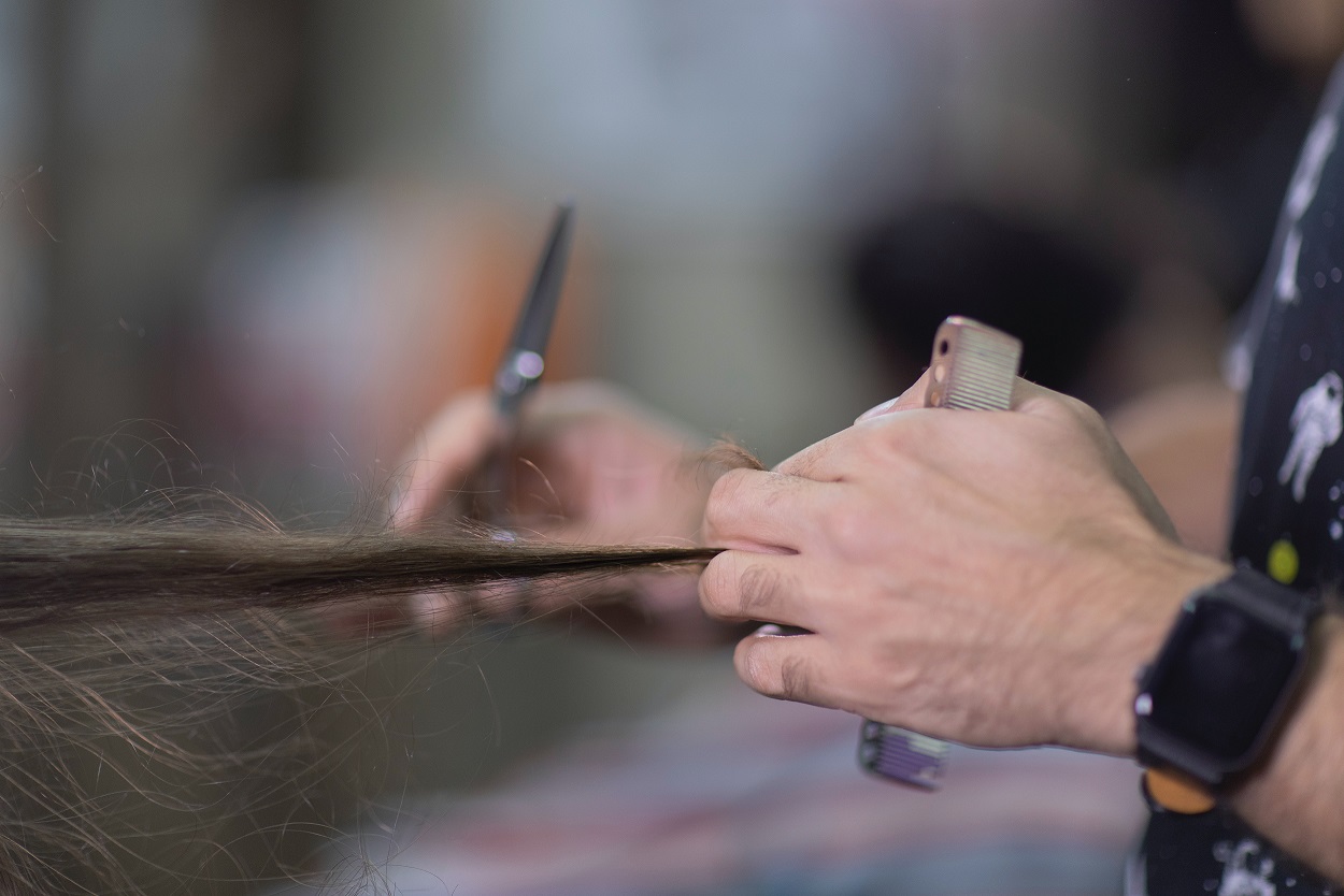 La coupe sur cheveux secs.